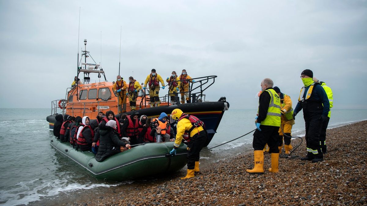 Konec žádostí o azyl. Británie chystá tvrdý úder proti migrantům na člunech